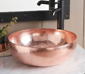 wastafel bulat dengan bahan tembaga dan tekstur babar acak serta memiliki efek glossy
