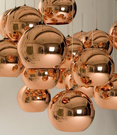beberapa lampu gantung glossy yang terbuat dari tembaga