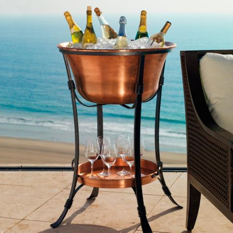 sebuah wine bucket beserta isinya beberapa botol wine dan ice