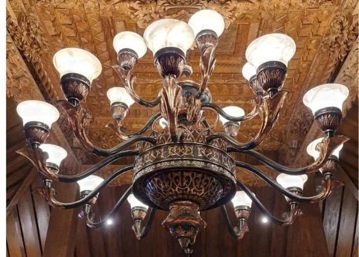 sebuah lampu robyong yang terbuat dari tembaga