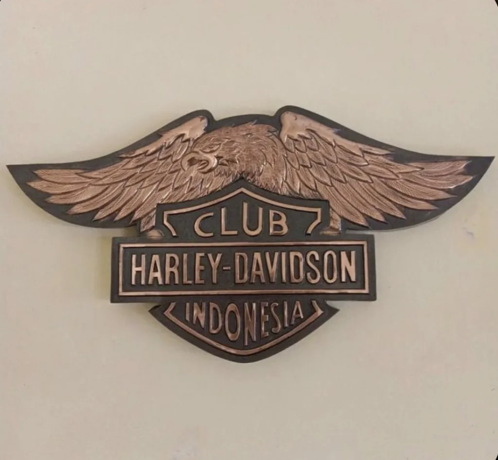 logo club harley Indonesia yang terbuat dari tembaga