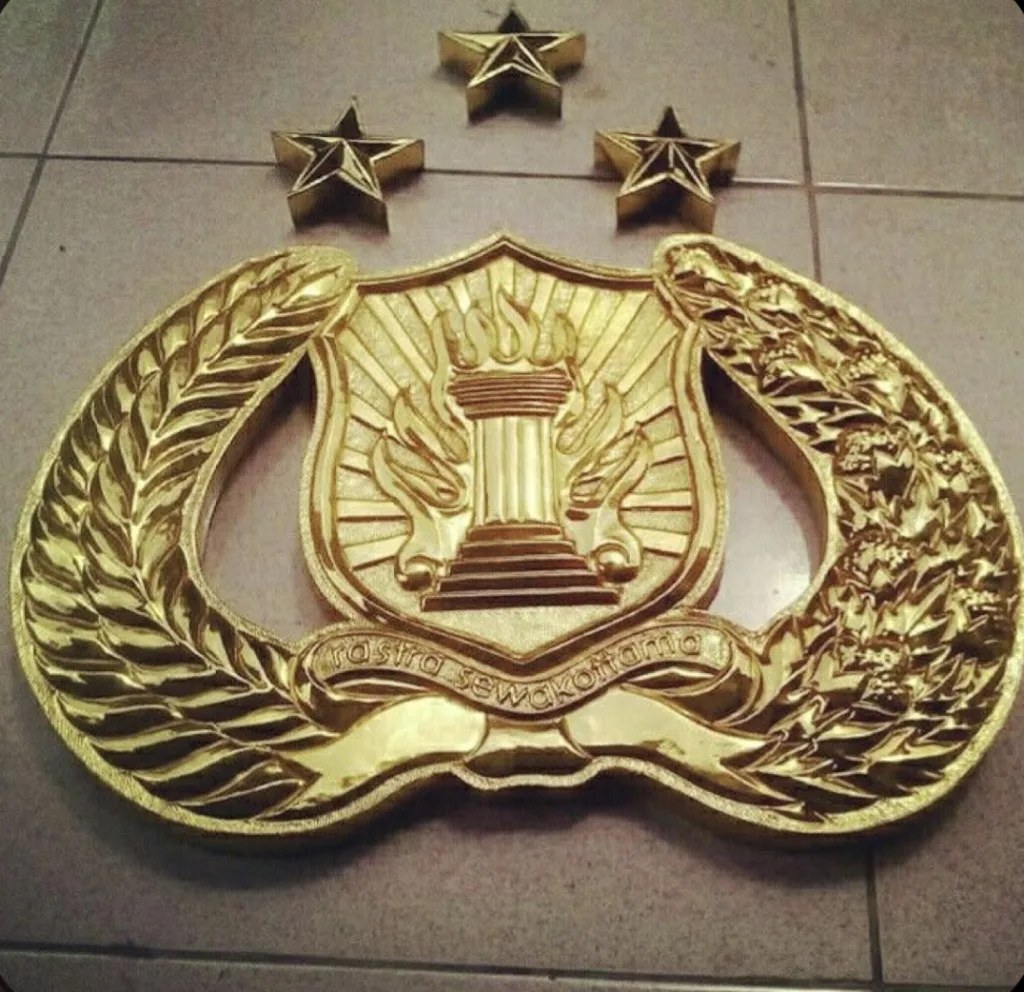 logo pemerintahan yang terbuat dari kuningan